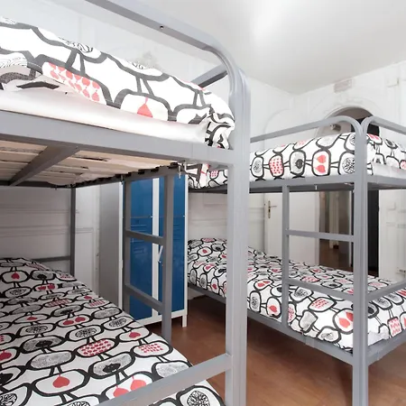 Diagonal House Hostal *