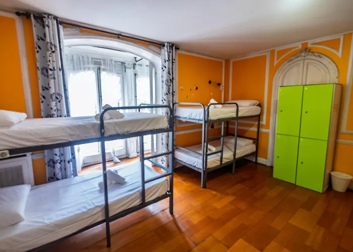Diagonal House Hostel *